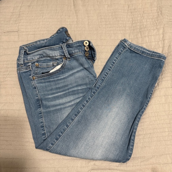 Torrid Crop Jegging Super Soft – Light Wash, Size 16 - Picture 4 of 5